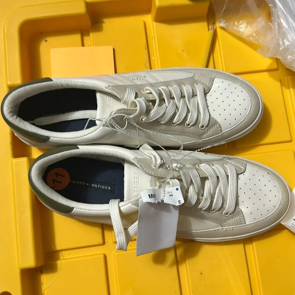 Tommy Hilfiger Women's Loliene Sneaker Color Light Grey Multi, Size 11